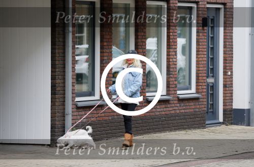 Aalsmeer 29 april 2015
Bonnie st Claire loopt met haar hondjes voorbij haar nieuwe huis.