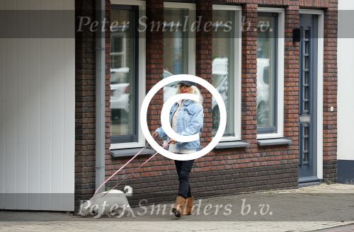 Aalsmeer 29 april 2015
Bonnie st Claire loopt met haar hondjes voorbij haar nieuwe huis.