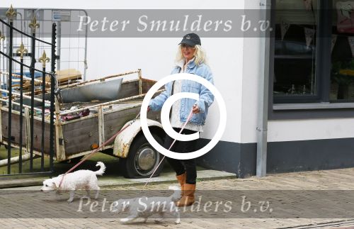 Aalsmeer 29 april 2015
Bonnie st Claire loopt met haar hondjes voorbij haar nieuwe huis.
