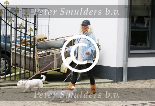 Aalsmeer 29 april 2015
Bonnie st Claire loopt met haar hondjes voorbij haar nieuwe huis.