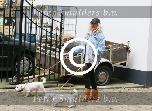 Aalsmeer 29 april 2015
Bonnie st Claire loopt met haar hondjes voorbij haar nieuwe huis.