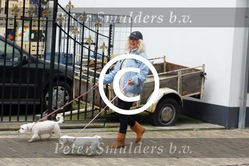 Aalsmeer 29 april 2015
Bonnie st Claire loopt met haar hondjes voorbij haar nieuwe huis.