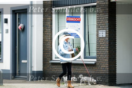 Aalsmeer 29 april 2015
Bonnie st Claire loopt met haar hondjes voorbij haar nieuwe huis.