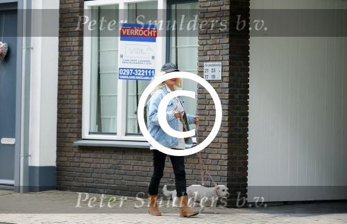 Aalsmeer 29 april 2015
Bonnie st Claire loopt met haar hondjes voorbij haar nieuwe huis.