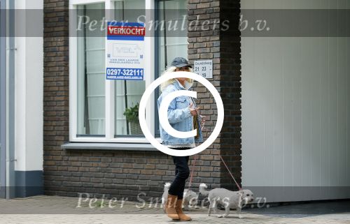 Aalsmeer 29 april 2015
Bonnie st Claire loopt met haar hondjes voorbij haar nieuwe huis.