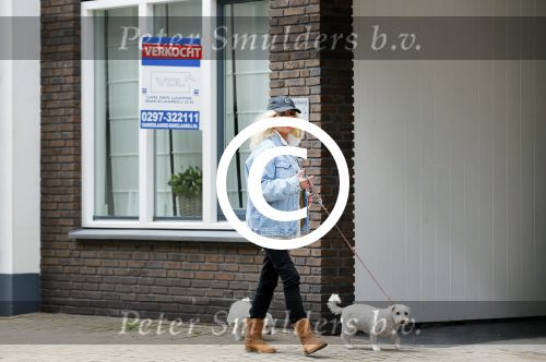 Aalsmeer 29 april 2015
Bonnie st Claire loopt met haar hondjes voorbij haar nieuwe huis.