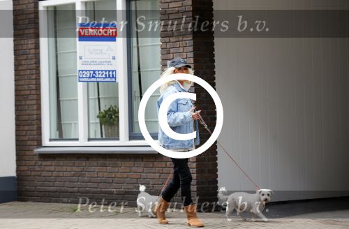 Aalsmeer 29 april 2015
Bonnie st Claire loopt met haar hondjes voorbij haar nieuwe huis.