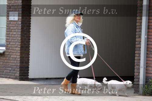 Aalsmeer 29 april 2015
Bonnie st Claire loopt met haar hondjes voorbij haar nieuwe huis.