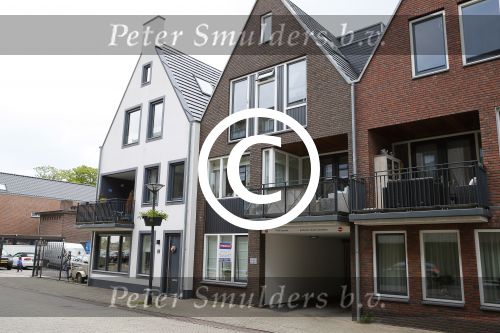 Aalsmeer 29 april 2015
Bonnie st Claire loopt met haar hondjes voorbij haar nieuwe huis.