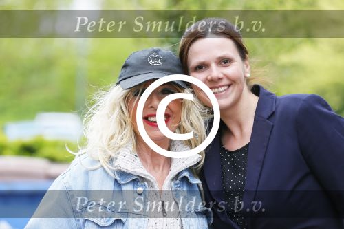 Aalsmeer 29 april 2015
Bonnie st Claire loopt met haar hondjes voorbij haar nieuwe huis.
