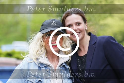 Aalsmeer 29 april 2015
Bonnie st Claire loopt met haar hondjes voorbij haar nieuwe huis.