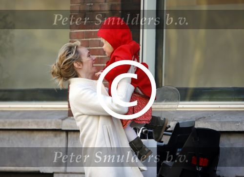Amsterdam 14 april 2015  
Bracha v Doesburgh met dochter op de fiets