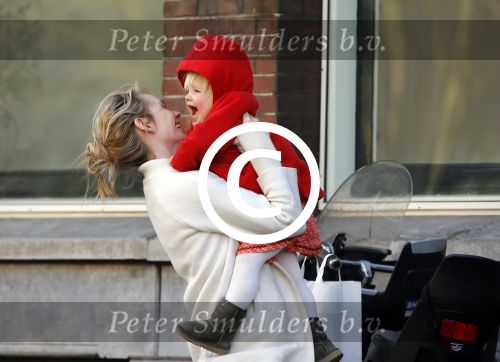 Amsterdam 14 april 2015  
Bracha v Doesburgh met dochter op de fiets