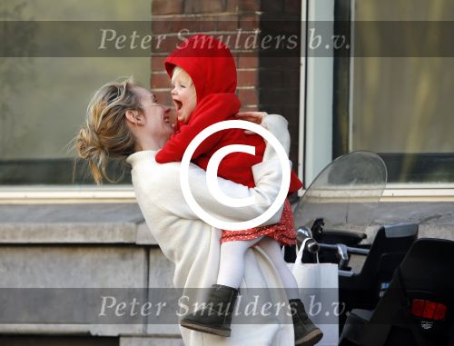 Amsterdam 14 april 2015  
Bracha v Doesburgh met dochter op de fiets