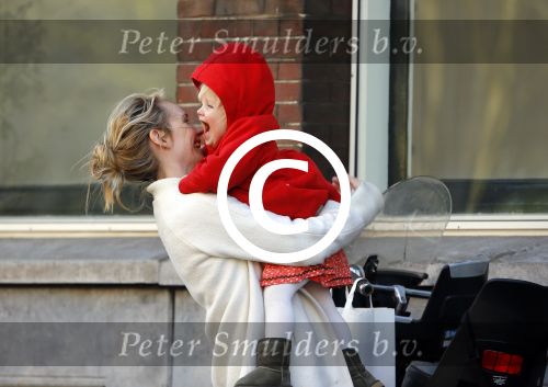 Amsterdam 14 april 2015  
Bracha v Doesburgh met dochter op de fiets