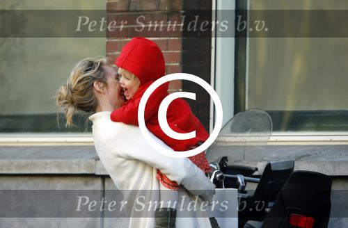 Amsterdam 14 april 2015  
Bracha v Doesburgh met dochter op de fiets