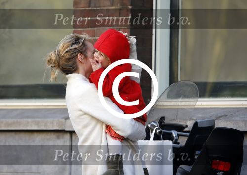 Amsterdam 14 april 2015  
Bracha v Doesburgh met dochter op de fiets