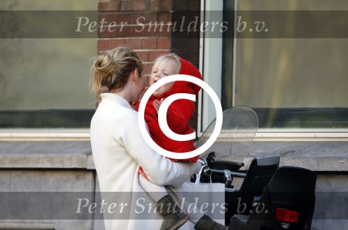 Amsterdam 14 april 2015  
Bracha v Doesburgh met dochter op de fiets