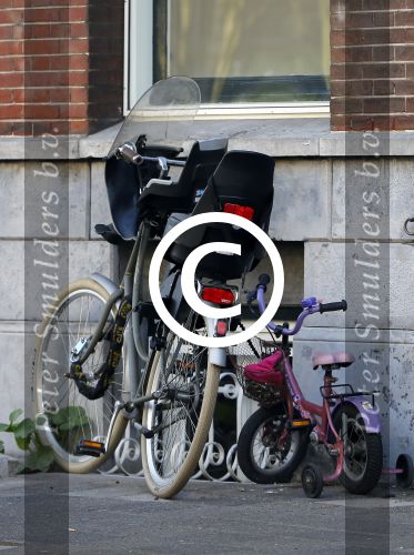 Amsterdam 14 april 2015  
Bracha v Doesburgh met dochter op de fiets