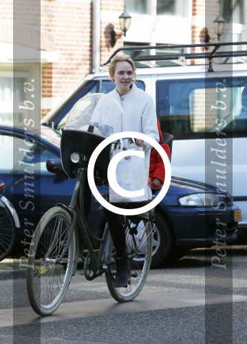 Amsterdam 14 april 2015  
Bracha v Doesburgh met dochter op de fiets