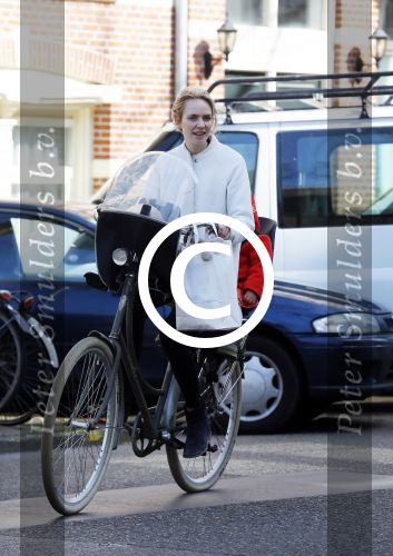 Amsterdam 14 april 2015  
Bracha v Doesburgh met dochter op de fiets