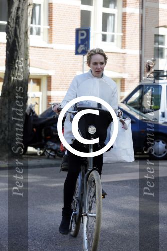 Amsterdam 14 april 2015  
Bracha v Doesburgh met dochter op de fiets