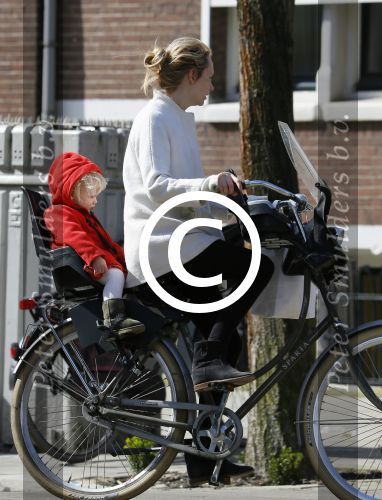 Amsterdam 14 april 2015  
Bracha v Doesburgh met dochter op de fiets