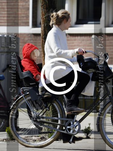 Amsterdam 14 april 2015  
Bracha v Doesburgh met dochter op de fiets