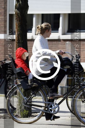 Amsterdam 14 april 2015  
Bracha v Doesburgh met dochter op de fiets