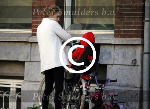 Amsterdam 14 april 2015  
Bracha v Doesburgh met dochter op de fiets