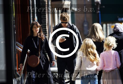 Amsterdam 30 april 2015
Carice v Houten met haar vriend Kees v Nieuwkerk op de cornelis schuytstraat