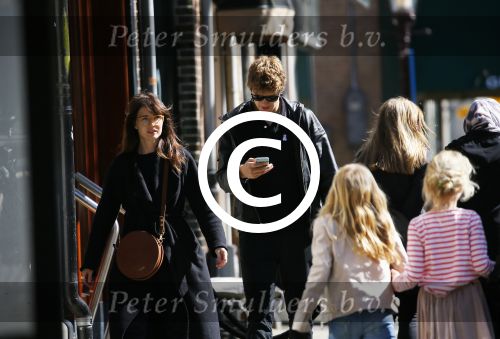 Amsterdam 30 april 2015
Carice v Houten met haar vriend Kees v Nieuwkerk op de cornelis schuytstraat