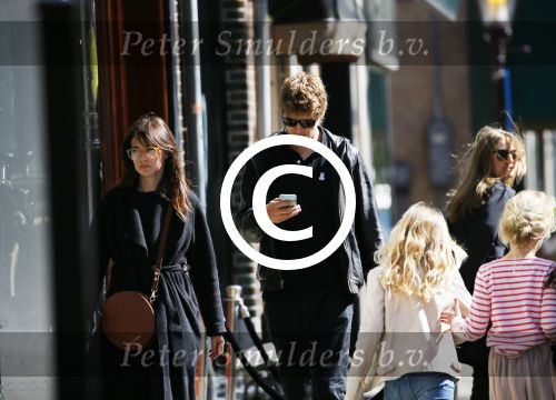 Amsterdam 30 april 2015
Carice v Houten met haar vriend Kees v Nieuwkerk op de cornelis schuytstraat