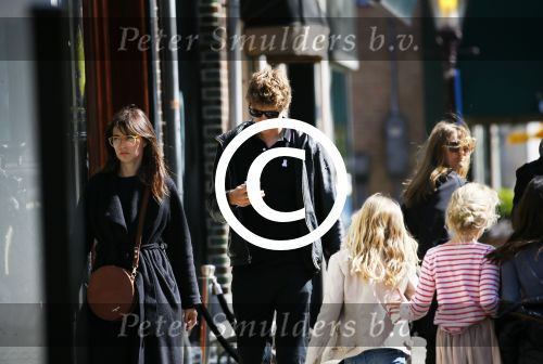 Amsterdam 30 april 2015
Carice v Houten met haar vriend Kees v Nieuwkerk op de cornelis schuytstraat