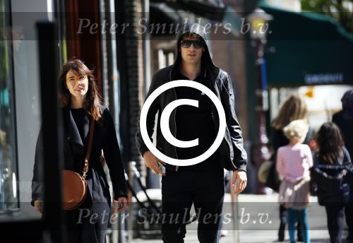 Amsterdam 30 april 2015
Carice v Houten met haar vriend Kees v Nieuwkerk op de cornelis schuytstraat