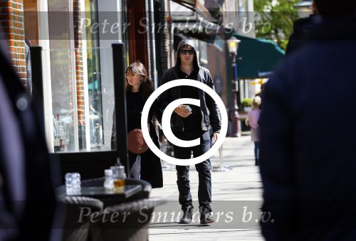 Amsterdam 30 april 2015
Carice v Houten met haar vriend Kees v Nieuwkerk op de cornelis schuytstraat