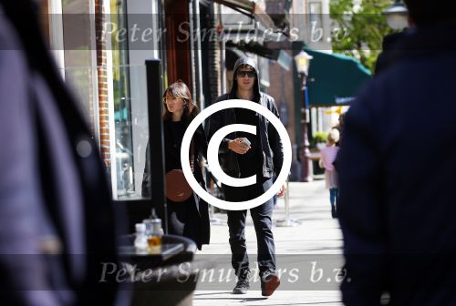 Amsterdam 30 april 2015
Carice v Houten met haar vriend Kees v Nieuwkerk op de cornelis schuytstraat