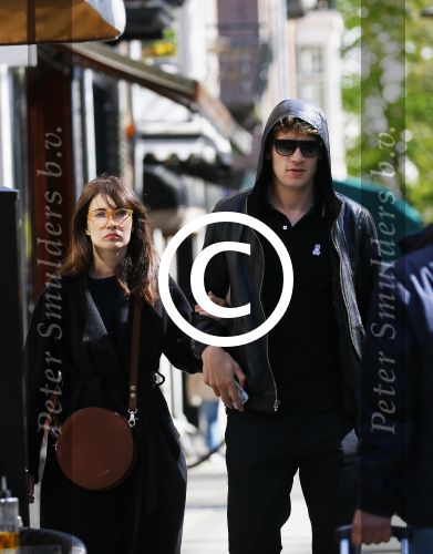 Amsterdam 30 april 2015
Carice v Houten met haar vriend Kees v Nieuwkerk op de cornelis schuytstraat