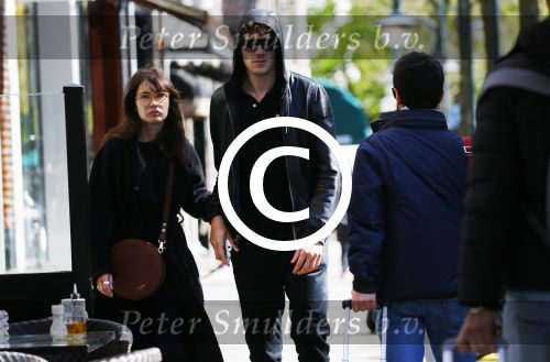 Amsterdam 30 april 2015
Carice v Houten met haar vriend Kees v Nieuwkerk op de cornelis schuytstraat