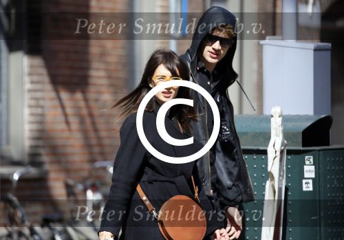 Amsterdam 30 april 2015
Carice v Houten met haar vriend Kees v Nieuwkerk op de cornelis schuytstraat
