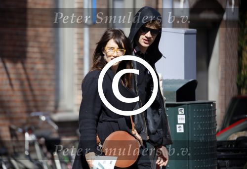 Amsterdam 30 april 2015
Carice v Houten met haar vriend Kees v Nieuwkerk op de cornelis schuytstraat