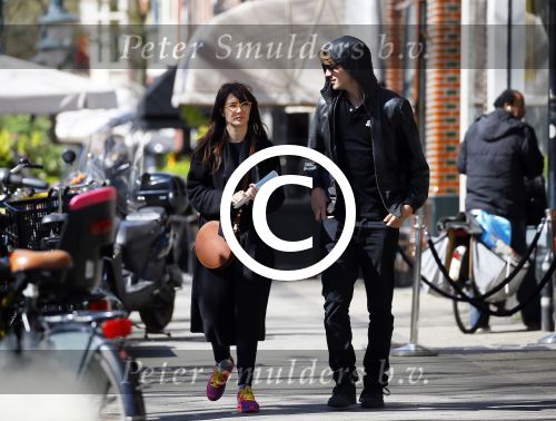 Amsterdam 30 april 2015
Carice v Houten met haar vriend Kees v Nieuwkerk op de cornelis schuytstraat