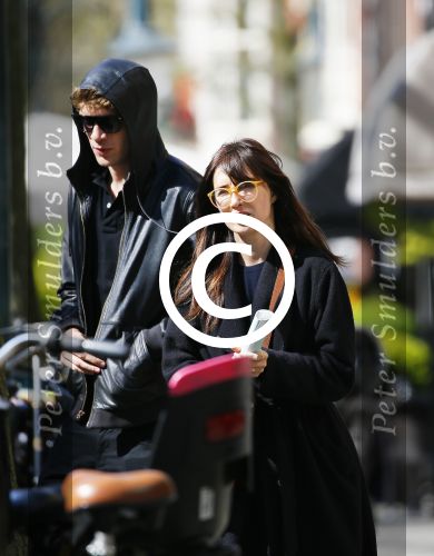 Amsterdam 30 april 2015
Carice v Houten met haar vriend Kees v Nieuwkerk op de cornelis schuytstraat
