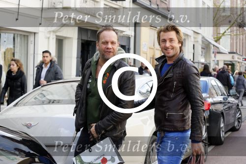 Amsterdam 4 april 2015
Carlo Boszhard met zijn vriend Harold op de pc hooftstraat