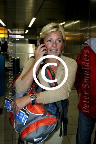 Schiphol 19 september 2005
Carolien Tensen vertrekt naar kilimajaro met 3 heren Hans Robert en Titus Kramer. met gsm
Peter Smulders bv