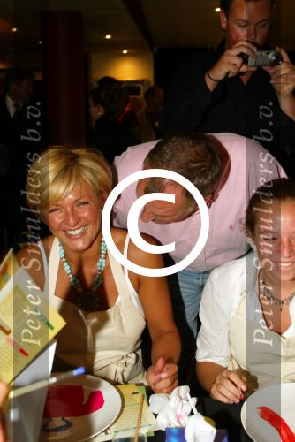 Laren 21 mei 2003

borden beschilderen voor het goede doel in het restaurant van Rene Froger
carolien tensen met frank wisse en lotte

Peter Smulders bv