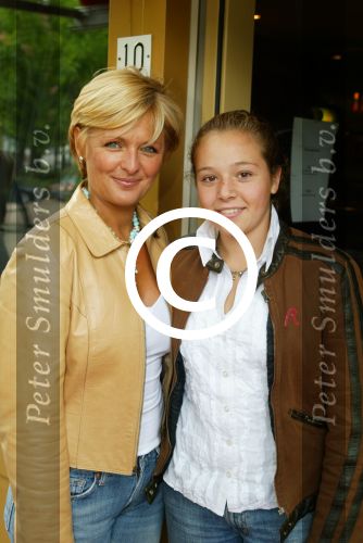 Laren 21 mei 2003

borden beschilderen voor het goede doel in het restaurant rene froger
carolien tensen met dochter lotte

Peter Smulders bv