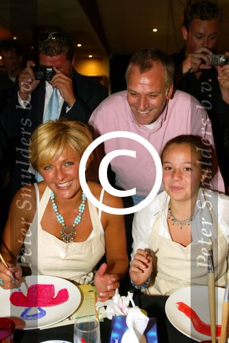 Laren 21 mei 2003

borden beschilderen voor het goede doel in het restaurant van Rene Froger
carolien tensen met frank wisse en lotte

Peter Smulders bv