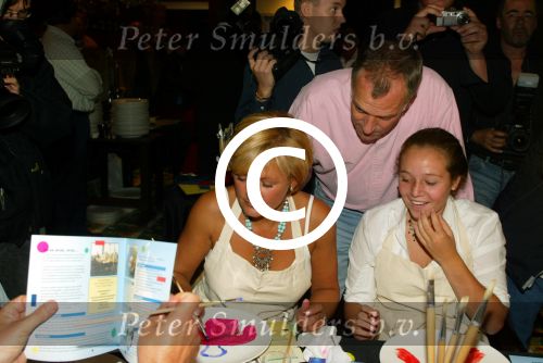 Laren 21 mei 2003

borden beschilderen voor het goede doel in het restaurant van Rene Froger
carolien tensen met frank wisse en lotte

Peter Smulders bv