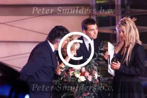 Aalsmeer 2 oktober 1999
RTL feest 10 jaar bestaan

Afscheid Caroline Tensen van RTL verder op de foto Reinout Oerlemans, Manuela Kemp en Ron Brandsteder

PETER SMULDERS BV